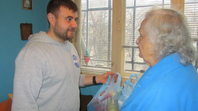 90-годишна пенсионерка дари храна за бедни