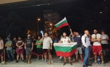 Протестиращи отново блокираха пловдивски хотел, за да търсят Караянчева